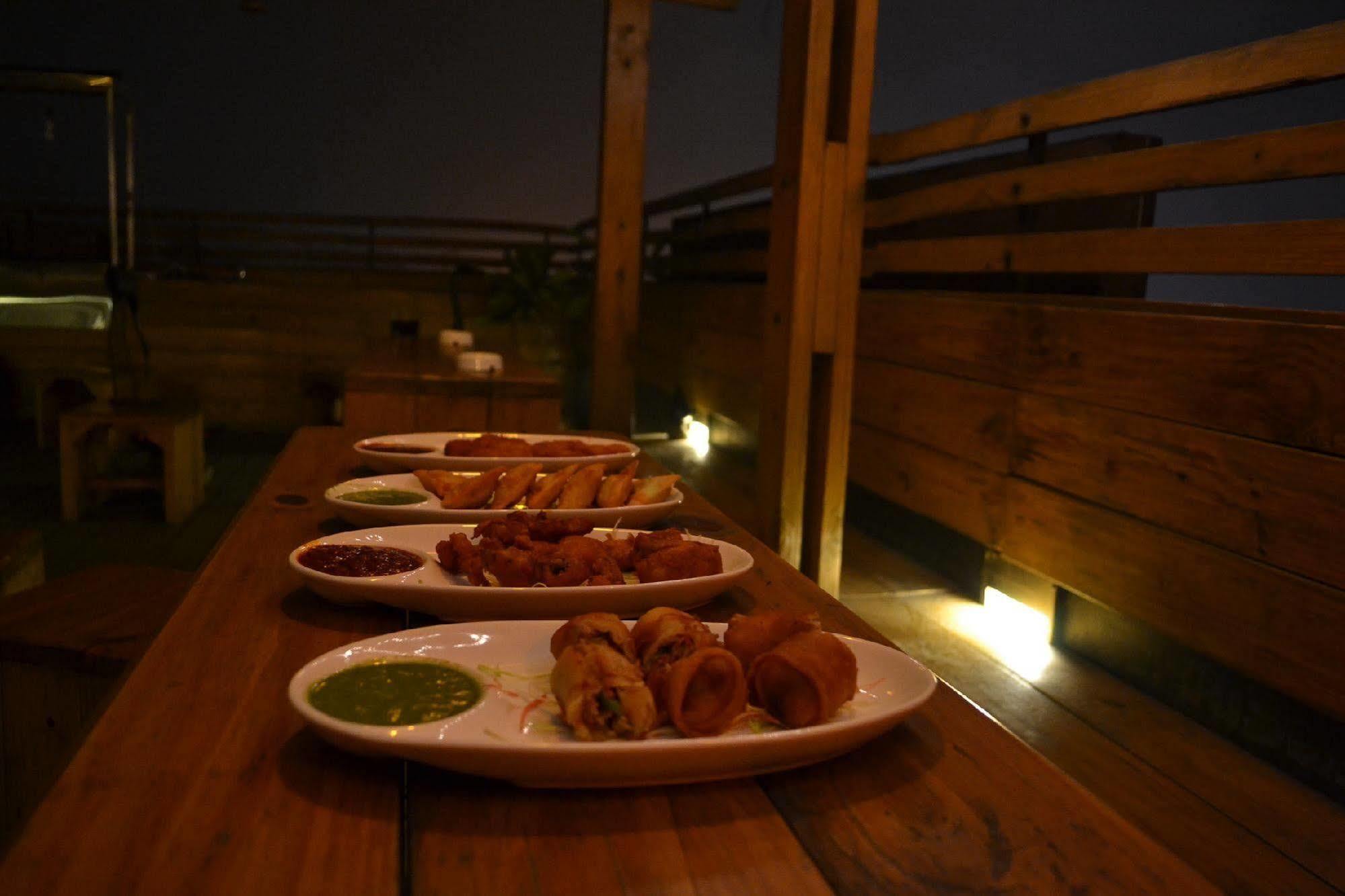 Hotel Siesta Basil - Okhla Nuova Delhi Esterno foto