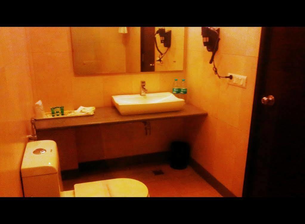 Hotel Siesta Basil - Okhla Nuova Delhi Esterno foto
